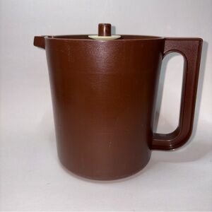 Vintage Tupperware Push Button Water Juice Pitcher 1.5 QT #1575-10 BROWN Handle